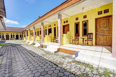 SPOT ON 92372 Rinda Homestay Syariah & Resto