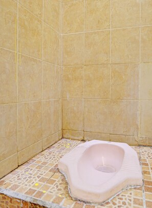 Shower, towels - SPOT ON 92372 Rinda Homestay Syariah & Resto (Banyuwangi)