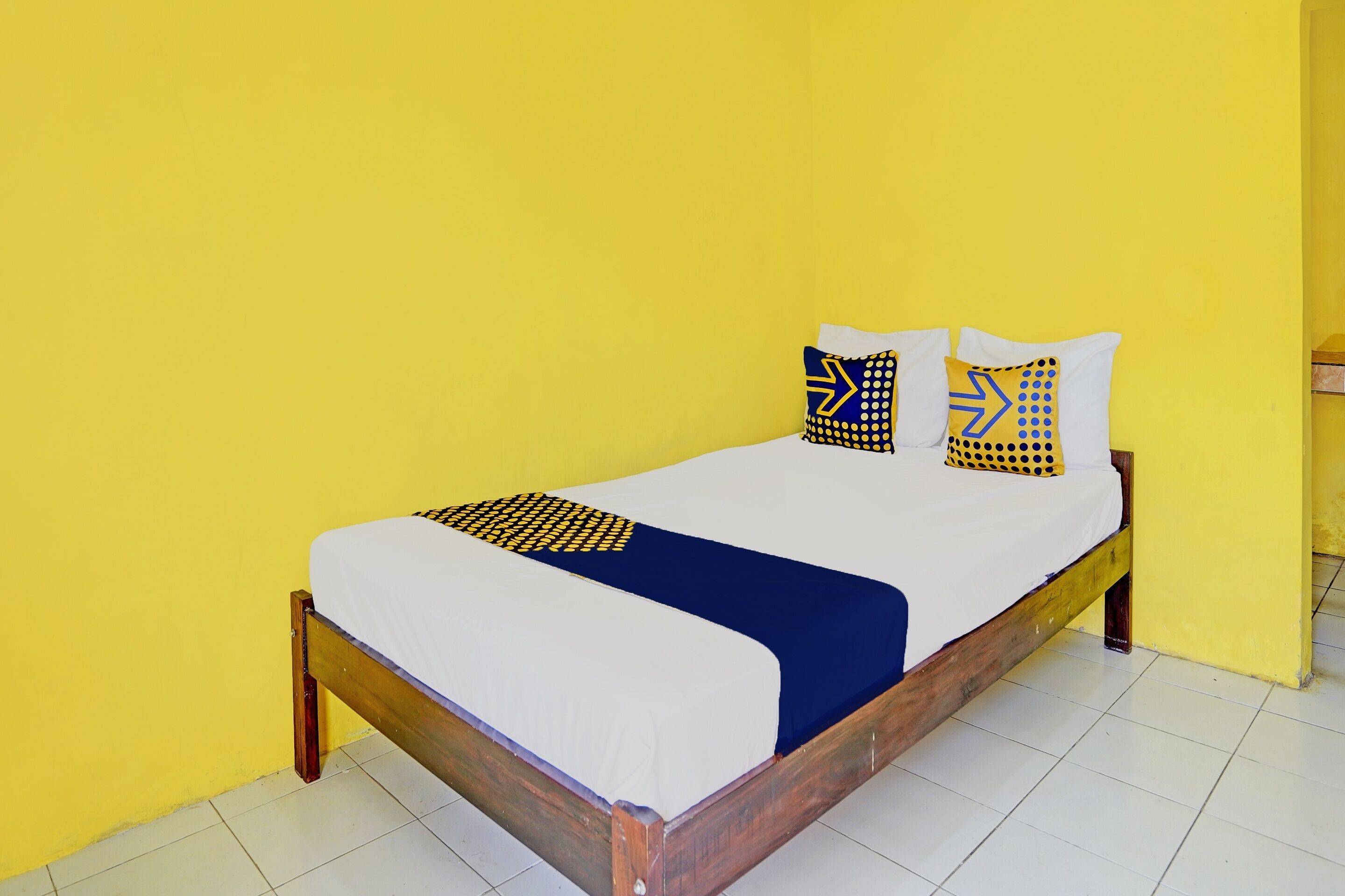 Kamar Double Basic | Meja kerja, ruang kerja ramah laptop, dan seprai linen