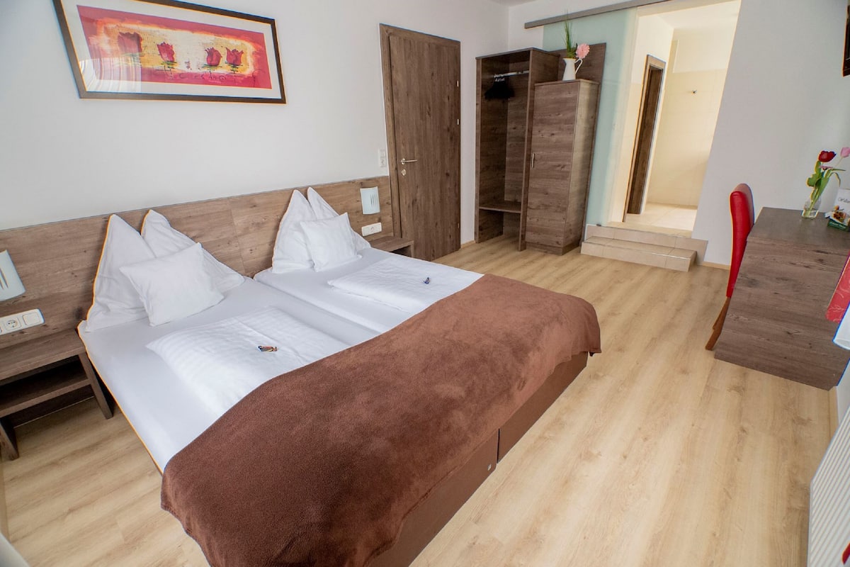 Double Room | Desk, free WiFi, bed sheets