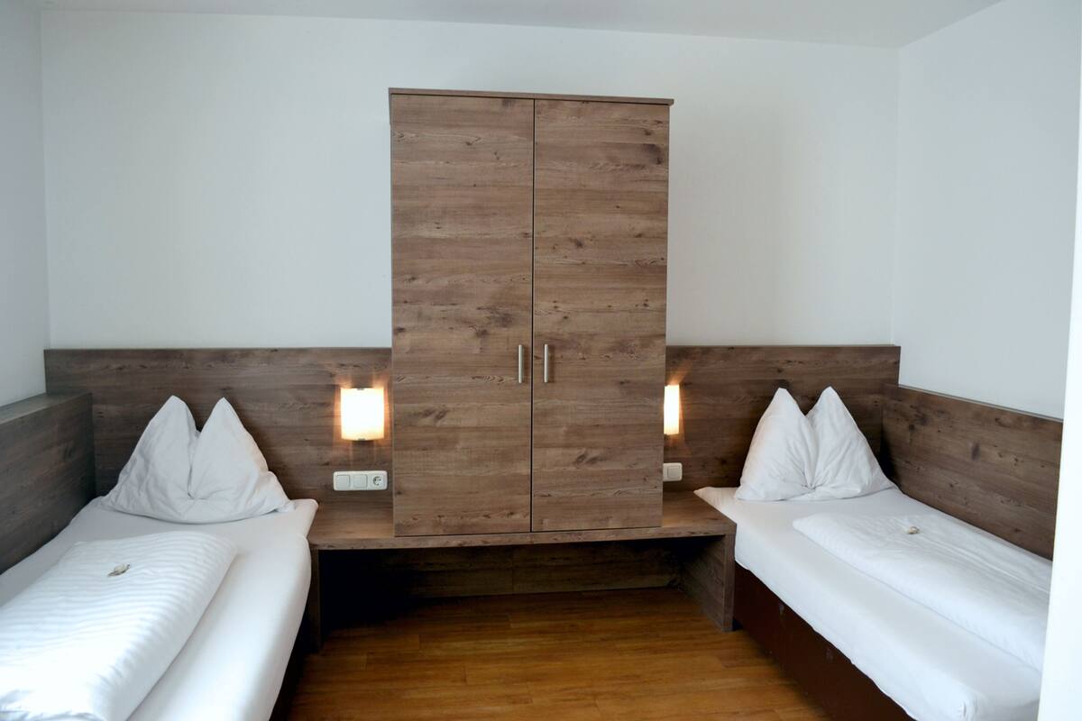 Twin Room | Desk, free WiFi, bed sheets