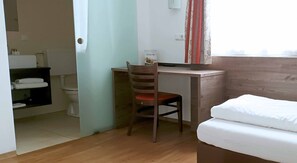 TvÄbÀddsrum | Skrivbord, gratis wi-fi och sÀngklÀder