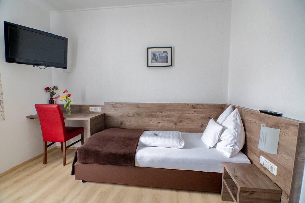 Single Room | Desk, free WiFi, bed sheets