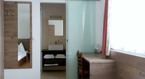 Twin Room | Bathroom | Shower, free toiletries, hair dryer, towels