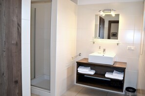 Habitación doble | Baño | Ducha, artículos de higiene personal gratuitos y secador de pelo