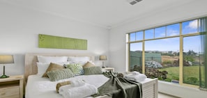 4 bedrooms, iron/ironing board, internet, bed sheets - Sellicks Seascape by Wine Coast Holiday Rentals (SELLICKS BEACH)