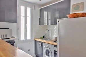 Fridge, oven, stovetop, dishwasher