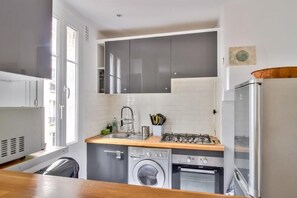Fridge, oven, stovetop, dishwasher
