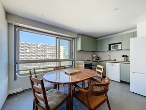 Fridge, microwave, oven, stovetop - 1BR Cabine with Parking, Washer, Dishwasher, TV (Mauguio)