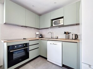 Fridge, microwave, oven, stovetop - 1BR Cabine with Parking, Washer, Dishwasher, TV (Mauguio)