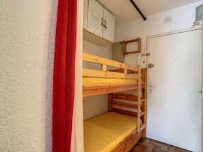 Room - Charming studio cabin for 5, marina, beach 250m, TV, washing machine, parking (Mauguio)