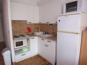 Réfrigérateur, micro-ondes, plaque de cuisson, cafetiÚre/bouilloire