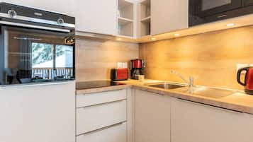 Refrigerador, cafetera y tetera y tostadora