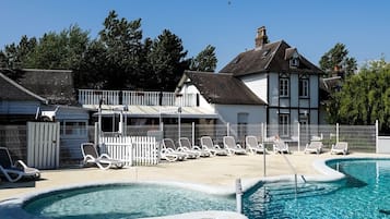 Seasonal outdoor pool, open 10:00 AM to 7:00 PM, pool loungers