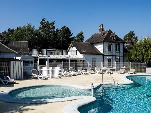 Seasonal outdoor pool, open 10:00 AM to 7:00 PM, sun loungers - Camping les 3 Sablières (Le Crotoy)
