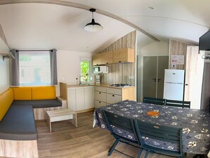 Superior Mobile Home | Private kitchen | Fridge, microwave, stovetop, cookware/dishes/utensils - Camping les 3 Sablières (Le Crotoy)