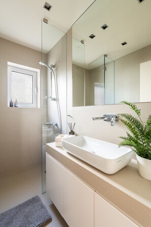 Apartment | Badezimmer | Kostenlose Toilettenartikel, Handtücher