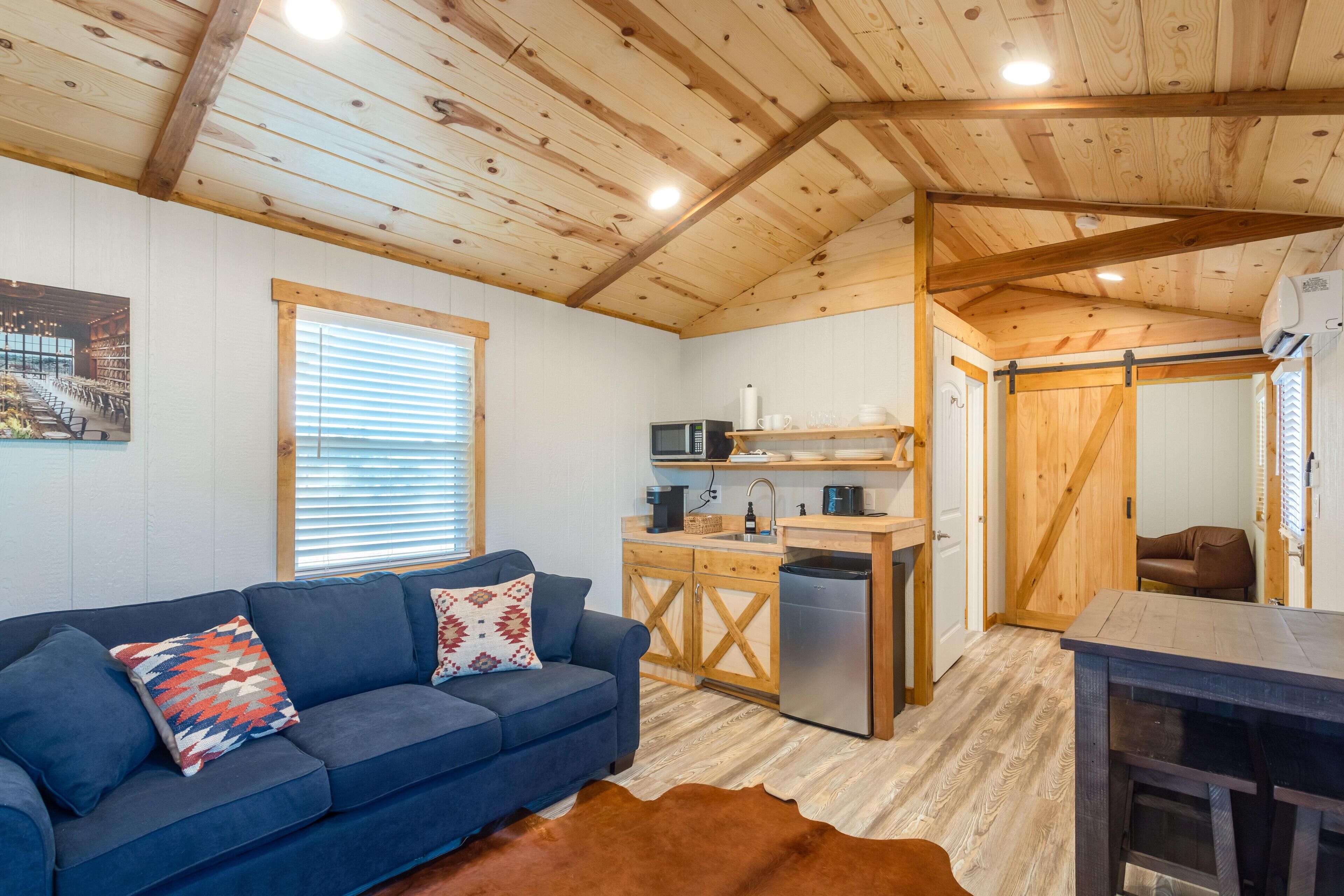 Native Falls Cabin (1BR Rustic) - Lakeview 1 bedroom, 1 bath Rustic Cabin