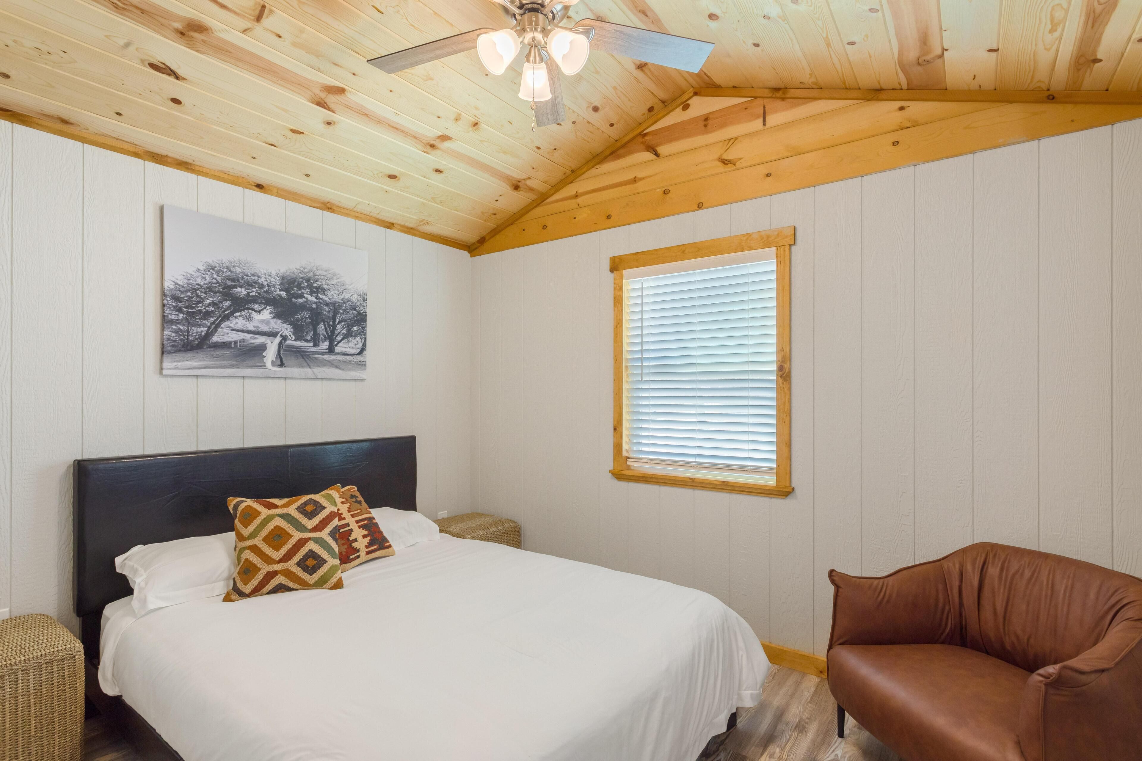 Native Falls Cabin (1BR Rustic) - Lakeview 1 bedroom, 1 bath Rustic Cabin