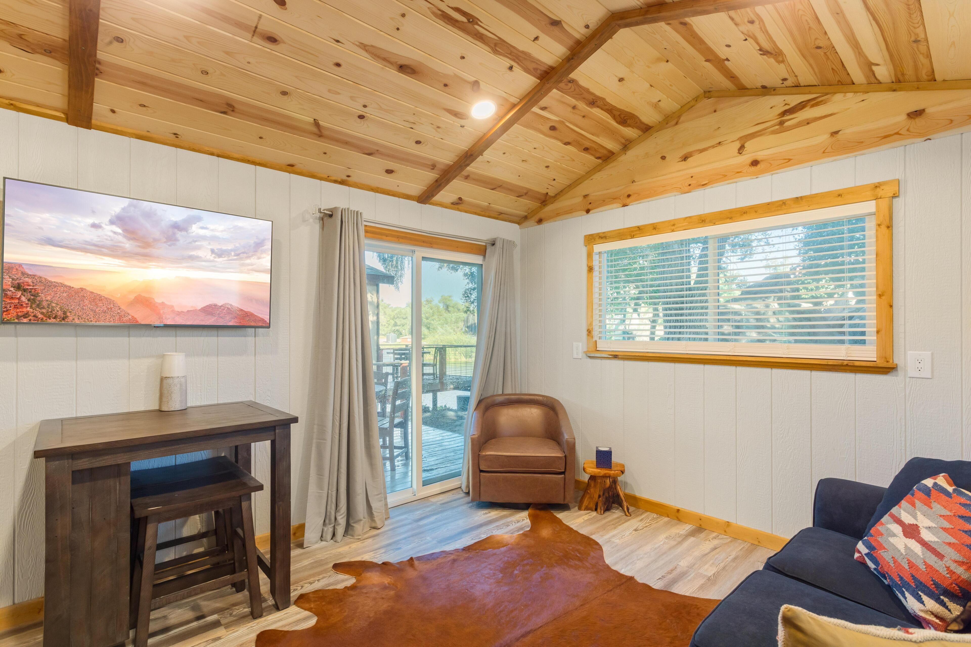 Native Falls Cabin (1BR Rustic) - Lakeview 1 bedroom, 1 bath Rustic Cabin