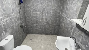 Ducha, secador de pelo, batas, pantuflas