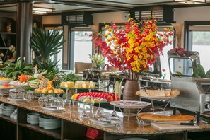 Free daily buffet breakfast - Arcady Boutique Cruise (Ha Long)