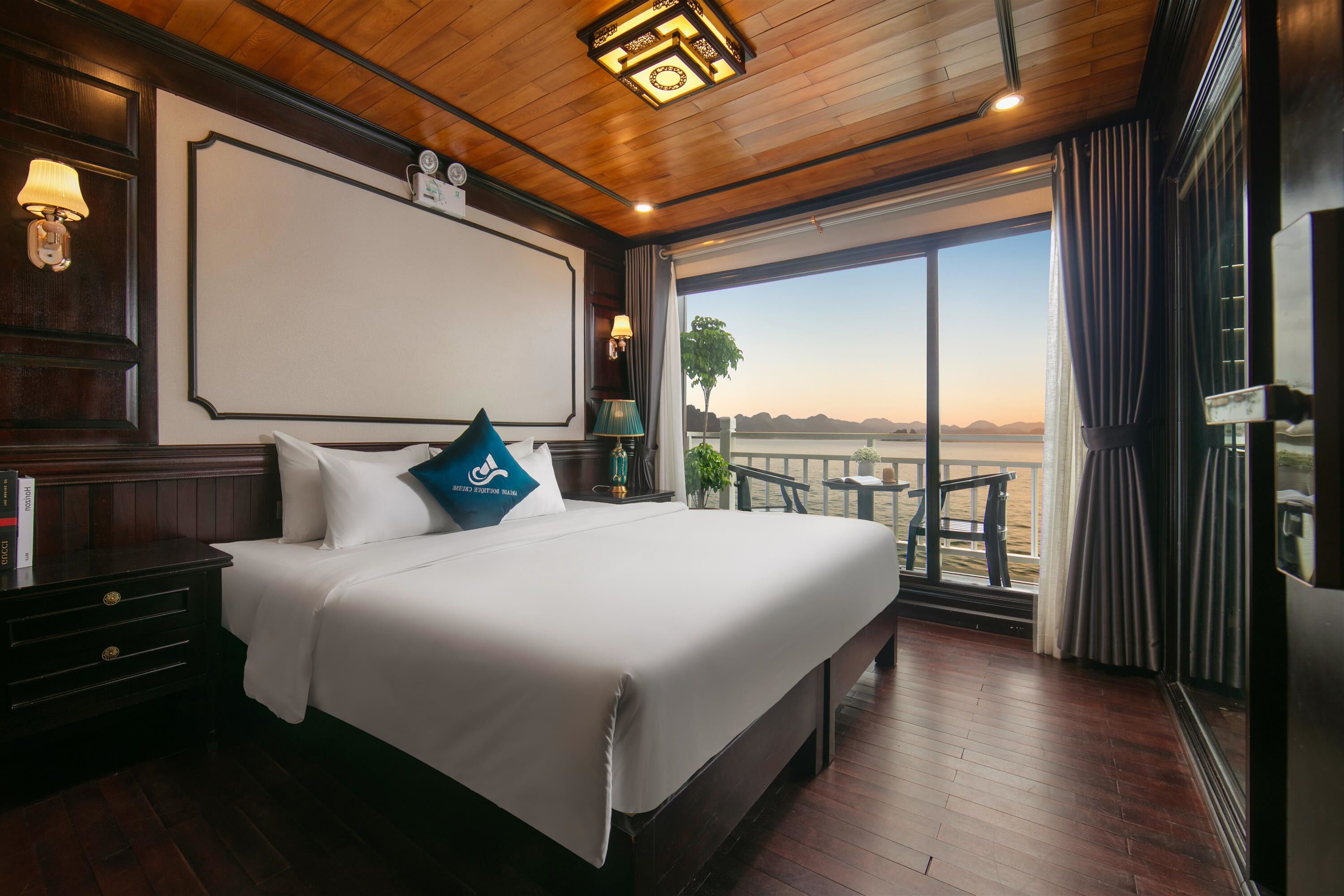 Junior Suite | Minibar, desk, soundproofing, travel crib