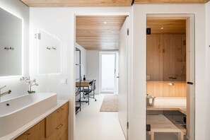 Deluxe Apartment | Bathroom | Separate bathtub and shower, rainfall showerhead, hair dryer, towels - Scandinavian Townhouse with sauna (Helsinki)