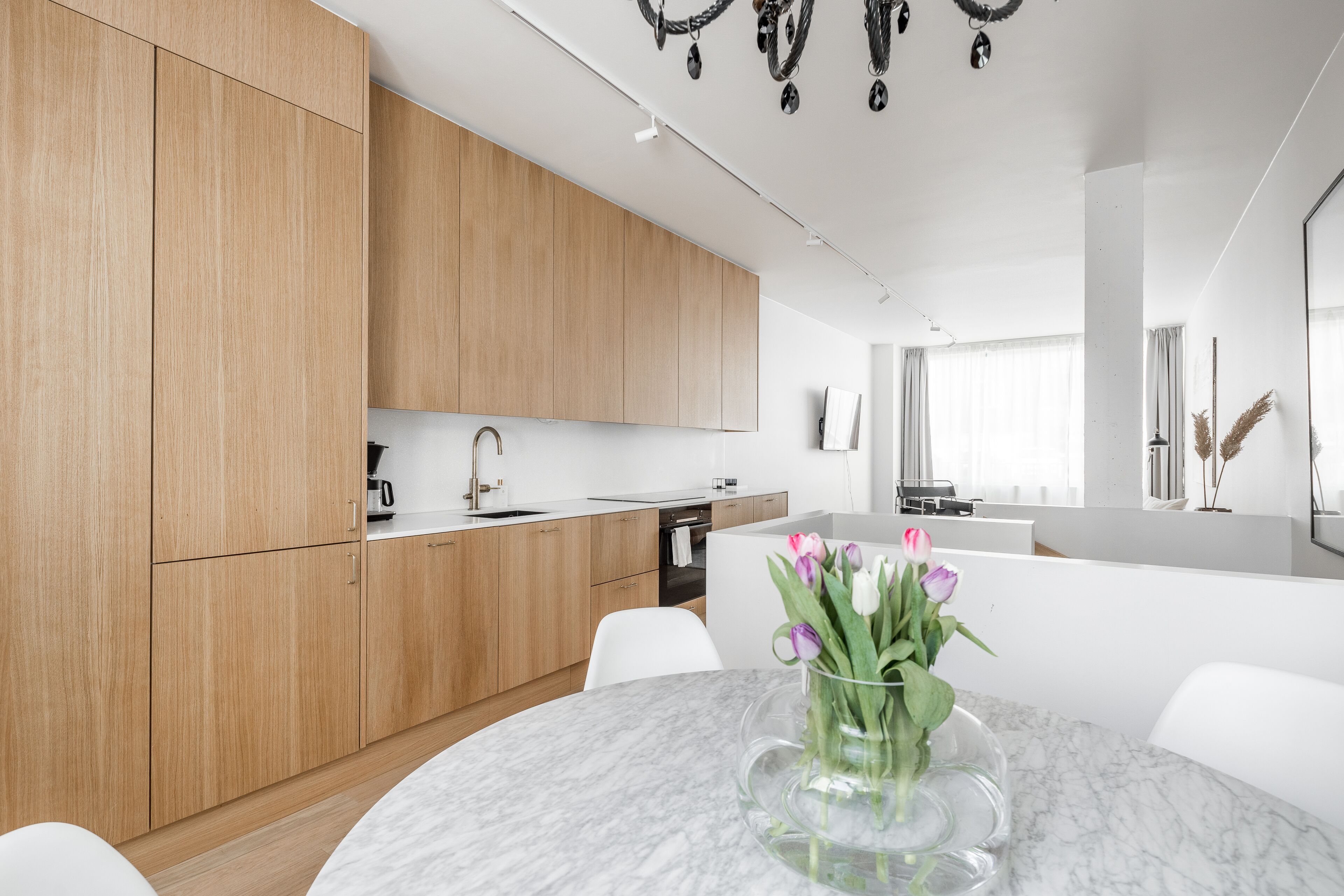 Full-size fridge, microwave, oven, stovetop