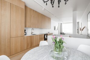 Full-sized fridge, microwave, oven, stovetop - Scandinavian Townhouse with sauna (Helsinki)