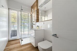 Deluxe Apartment | Bathroom