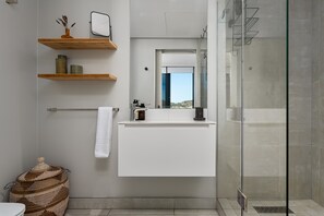 Exclusive Apartment | Bathroom