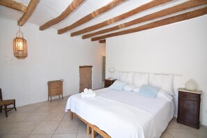 4 bedrooms, travel crib, free WiFi, bed sheets