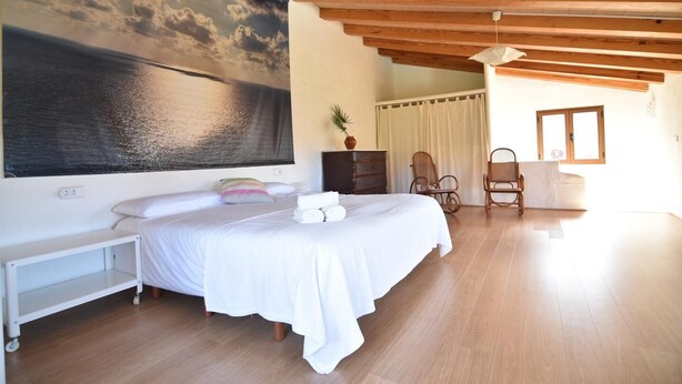 A bedroom with a large bed, a desk, a chair, and a window. - Villa con Excelente Piscina (Sóller)