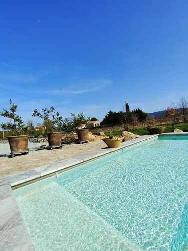 Charming air-conditioned villa - 4 master suites - Swimming pool - Outdoor space