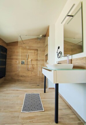 Dusche, Haartrockner, Handtücher, Seife