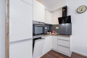 Fridge, oven, stovetop, dishwasher