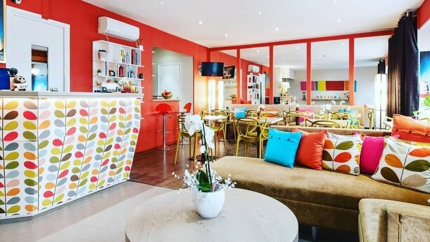 Una sala moderna con sofá, una mesa de centro y un comedor con sillas y una mesa.