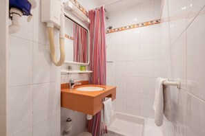 Gratis toiletartikelen, een haardroger, handdoeken