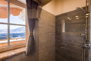 Condo | Salle de bain | Douche, séchoir à cheveux, serviettes fournies, papier de toilette