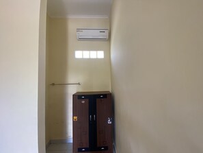 Escritorio, wifi gratis, ropa de cama