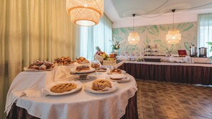 Ein reichhaltiges Frühstücksbuffet mit verschiedenen Backwaren und Früchten.