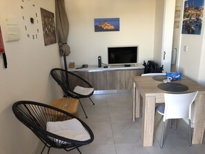 Dining - The Sea Across the Road Penthouse 5 (St. Paul s Bay)