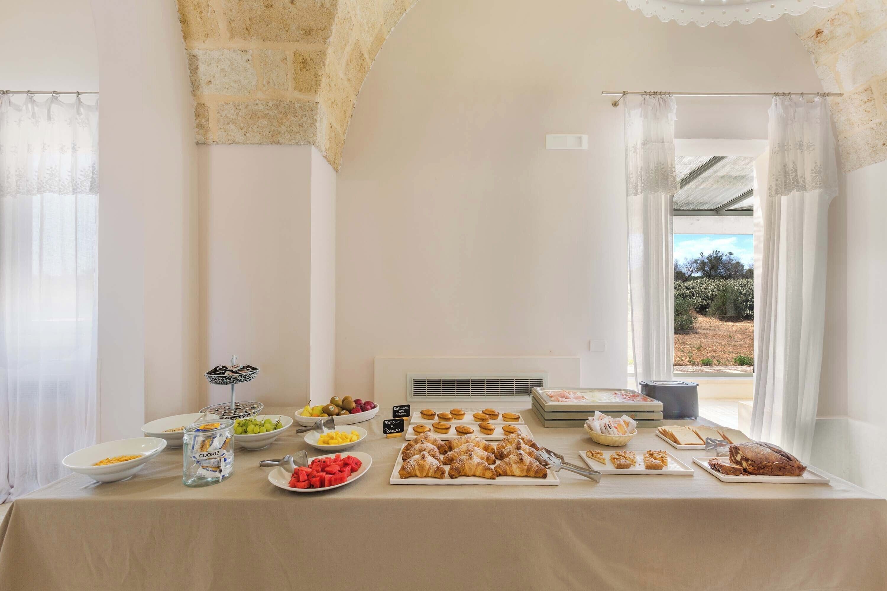 Un bufé de desayuno con diversas opciones de comida y vistas al exterior.