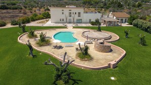 A modern house with a swimming pool, a patio, and a well-maintained lawn. - 3259 Masseria Sant`eleuterio - Tripla Standard (Collepasso)
