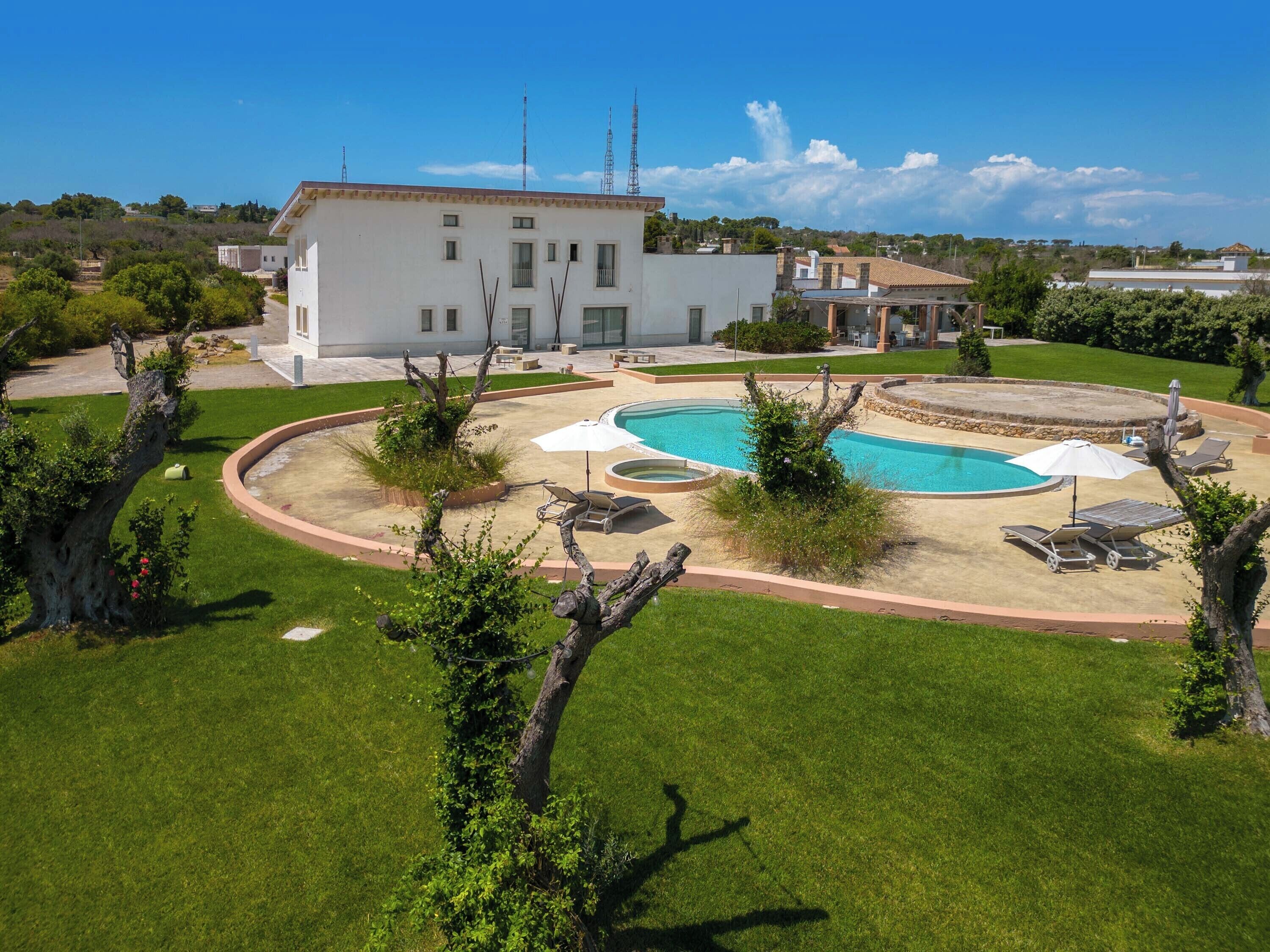 Una casa amplia y moderna con piscina y zona de estar al aire libre.