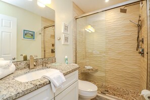 Badewanne, Haartrockner, Handtücher