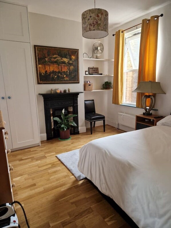 3 bedrooms, desk, iron/ironing board, free WiFi