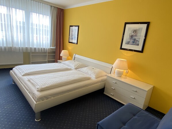 Double Room | Desk, free WiFi, bed sheets