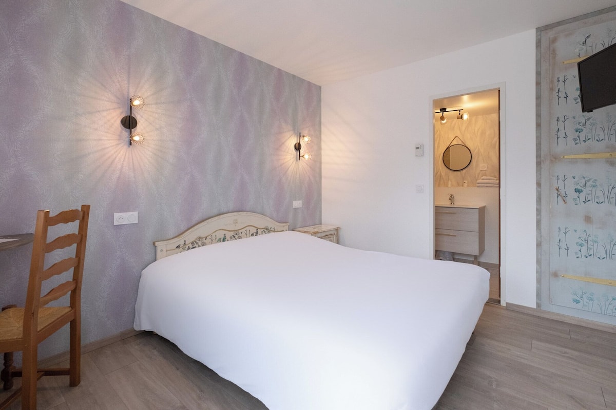 Desk, soundproofing, free WiFi, bed sheets